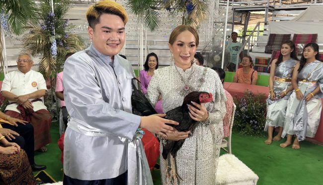 หนุ่มหล่อ เจ้าของไก่ชนเงินล้าน อุ้มไก่สุดรักเป็นสินสอด  