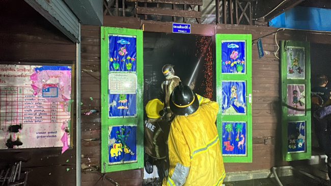 เกิดเหตุไฟไหม้อาคารเรียนชั้นประถมโรงเรียนวัดเจดีย์ทองเสียหายทั้งอาคารเรียน