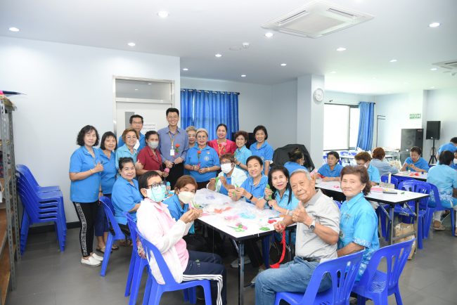 กลุ่มงานเวชศาสตร์ชุมชน รพ.เจริญกรุงประชารักษ์ จัดกิจกรรมฝึกอาชีพ ประดิษฐ์ดอกไม้ผ้าใยบัว ให้สมาชิกชมรมผู้สูงอายุ 