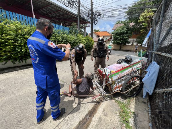 สุดรันทดยายอายุ 60 ปีเก็บขยะขายเป็นลมหมดสติล้มฟุบข้างถนนหวิดโดนรถชน พลเมืองดี โทร.แจ้ง 1669 แต่โดนปัดให้โทร.ไปแจ้ง ตร.สภ.เมืองศรีสะเกษ เพื่อให้ช่วยชีวิตแทน