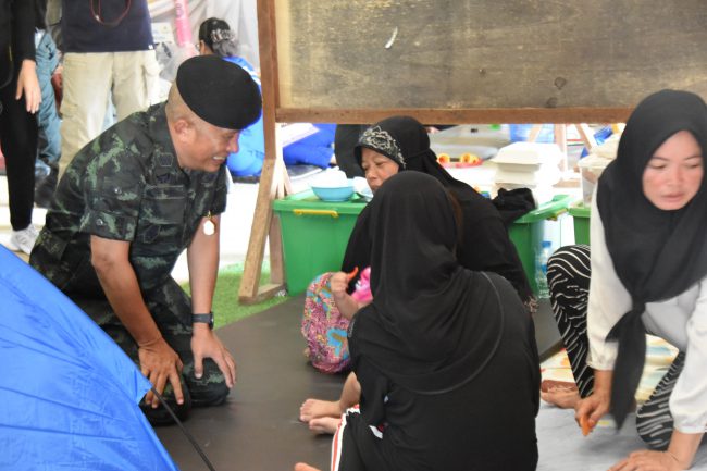 รองแม่ทัพภาค4 แจงทหารแค่ตรวจสอบการขนย้ายรวมทั้งใบอนุญาตร้านค้าเรื่องอื่นๆไม่เกี่ยวข้อง