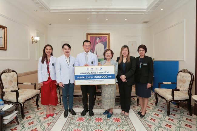 คุณหมอใจบุญ ผศ.ดร.พญ.สมพร  หาญพาณิชย์ ประธานกรรมการบริษัท บางกอก เชน ฮอสปิทอล จำกัด (มหาชน)  มอบเงินให้กับกองทุนเพื่อผู้ป่วยโรคไต ภาควิชาอายุรศาสตร์ ณ โรงพยาบาลศิริราช