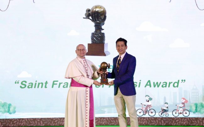  รศ.ดร.สิงห์ อินทรชูโต เข้ารับรางวัลเกียรติคุณ นวัตกรรมรักษ์โลก St.Francis of Assisi Award 