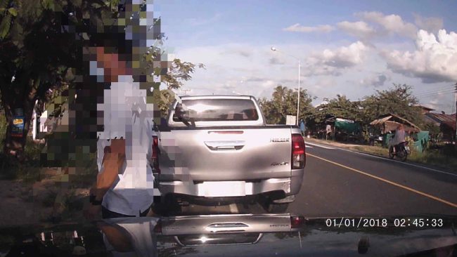  เตือนภัยแก๊งค์ชนแล้วตบทรัพย์รถเหยื่อ ลุงที่หวิดตกเป็นเหยื่อแก๊งค์มิจฉาชีพฝากเตือนผู้ใช้หากพบเห็นรถคันไหนขับช้า ๆ อย่าพยายามขับแซงทางเปลี่ยว 