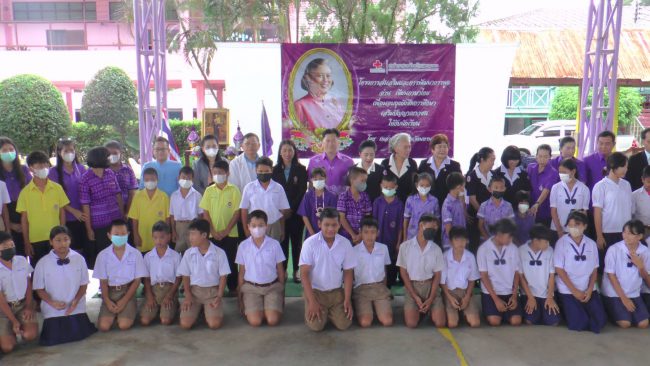 สภากาชาดไทย มอบถุงยังชีพเพื่อการศึกษาเสริมปัญญาเยาวชน ตามโครงการส่งเสริมและพัฒนาการพูด อ่าน เขียน ภาษาไทย ให้แก่นักเรียนในจังหวัดนครนายก