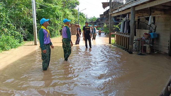 น้ำท่วมชุมชนตลาดเก่า จ.ปราจีนบุรี   ชาวบ้านเร่งขนย้ายของขึ้นที่สูงเพื่อความปลอดภัย 