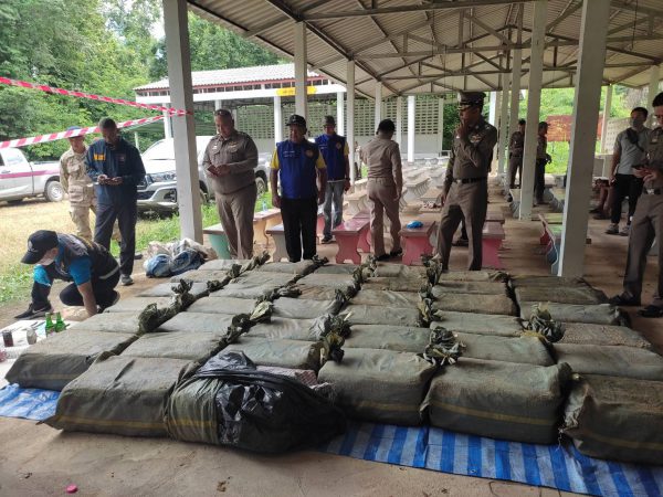 ตำรวจร้องกวางร่วมฝ่ายปกครอง จับยาบ้าล็อตใหญ่ซุกซ่อนมากับรถบรรทุก 6 ล้อ 7.6 ล้านเม็ด