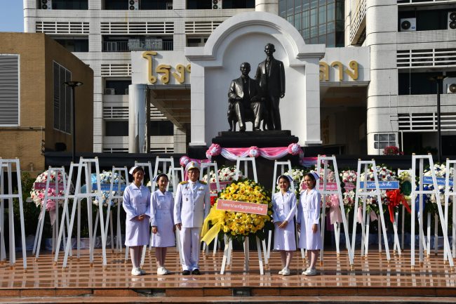 ผู้บริหาร พร้อมด้วยบุคลากร โรงพยาบาลเจริญกรุงประชารักษ์ ร่วมพิธีวางพวงมาลา เนื่องในวันปิยมหาราช ประจำปี 2566