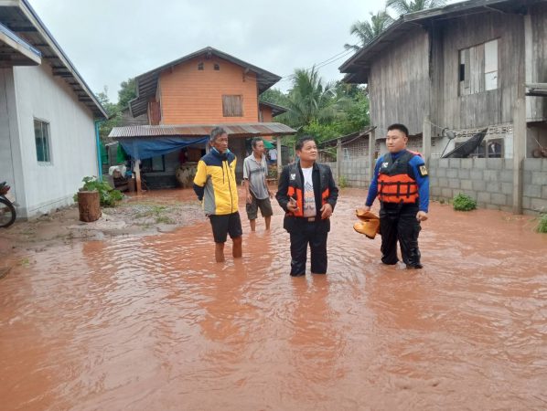 น้ำท่วม4 หมู่บ้านในพื้นที่ ตำบลม่วงเจ็ดต้น อำเภอบ้านโคก จังหวัดอุตรดิตถ์ ทำให้บ้านเรือนเสียหายกว่า 41 หลังคาเรือน พืชเกษตรกร เสียหายมากกว่า 100 ไร่