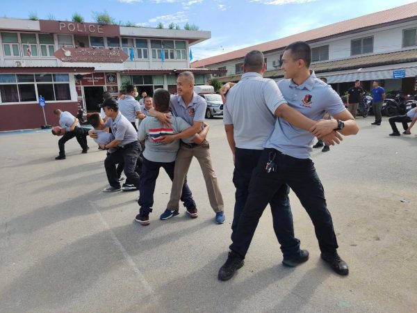 ผกก.สภ.เมืองอุตรดิตถ์ เปิดการฝึกอบรมทบทวนยุทธวิธีตำรวจและศิลปะป้องกันตัว