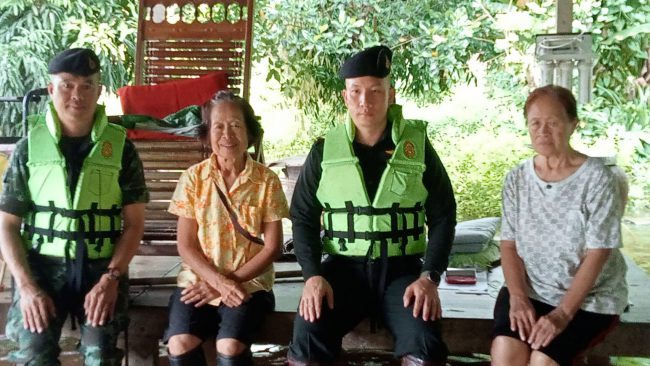 จ.อุตรดิตถ์ ผู้บังคับกองพันทหารปืนใหญ่ที่ 20 กรมทหารปืนใหญ่ที่ 21 ลงพื้นที่เข้าช่วยเหลือ ประชาชนที่ประสบปัญหาน้ำท่วม