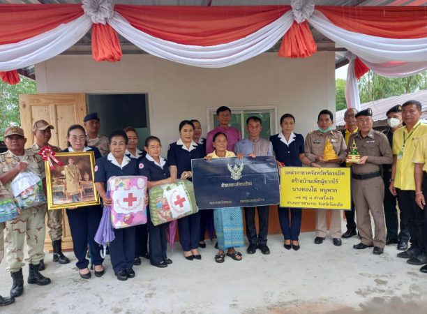 เหล่ากาชาดจังหวัดร้อยเอ็ด มอบบ้านตามโครงการสร้างบ้านและซ่อมแซมบ้าน เพื่อผู้ยากไร้ ถวายเป็นพระราชกุศล แด่สมเด็จพระเจ้าลูกเธอ เจ้าฟ้าพัชรกิติยาภา นเรนทิราเทพยว ดี กรมหลวงราชสาริณีสิริพัชร มหาวัชรราชธิดา