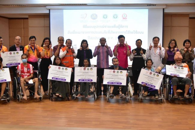 จ.ร้อยเอ็ด มอบอุปกรณ์ช่วยเหลือผู้พิการ ที่เกิดจากการใช้รถใช้ถนน