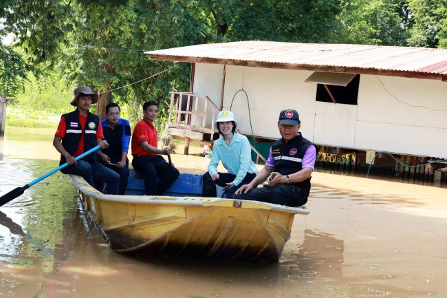 อบจ.พิษณุโลก ส่งเจ้าหน้าที่พร้อมเรือท้องแบนช่วยชาว ต.ท่าช้าง อ.พรหมพิราม 4 หมู่บ้าน กว่า 100 หลังคาเรือน กำลังประสบอุทกภัยอย่างหนัก