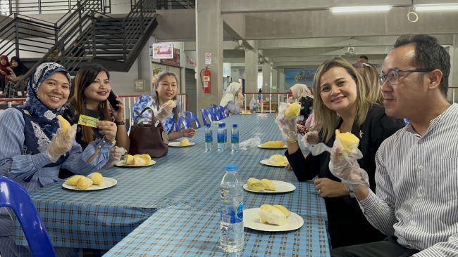 นายกฯเล็กเมืองโก-ลก สุดปลื้มชาวไทยและมาเลย์ ต่อคิวกินบุฟเฟ่ต์ทุเรียนสายแร่ทองคำ