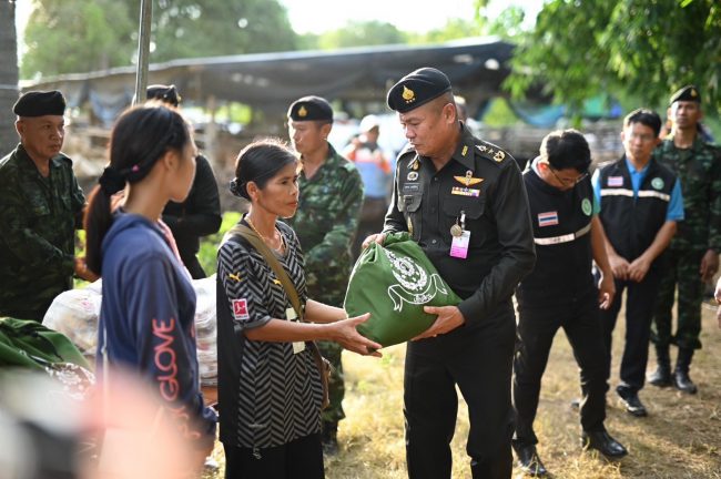 แม่ทัพภาคที่ 3 ห่วงใยผู้ประสบอุทกภัย เดินทางตรวจสถานการณ์น้ำ และมอบถุงยังชีพในพื้นที่จังหวัดสุโขทัย