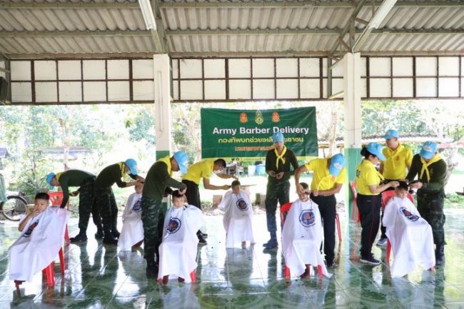 ศอ.จอส.พระราชทานมทบ.38 ออกให้บริการตัดผมฟรีแก่นักเรียน