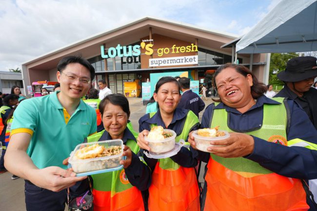 โลตัส จับมือ กทม. เดินหน้า โครงการกินได้ไม่ทิ้งกัน x ไม่เทรวม ครอบคลุม 50 เขต มอบอาหารที่จำหน่ายไม่หมดแต่ยังมีคุณภาพดีให้พนักงานกวาดถนน ผ่านโลตัส โก เฟรช 