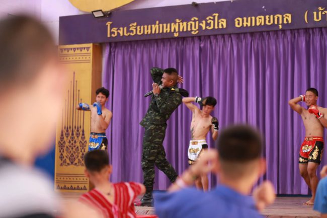 บัวขาวฝึกศิลปะมวยไทยให้กำลังพลกองทัพภาคที่ 3 กว่า 4 พันนาย พร้อมเยี่ยมทหารและนักเรียนชายแดน