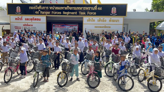 บิณฑ์ – เอกพัน ขนจักรยาน 200 คันลงนราธิวาสปันสุขเติมยิ้มให้เด็กๆเนื่องในวันเด็กแห่งชาติ