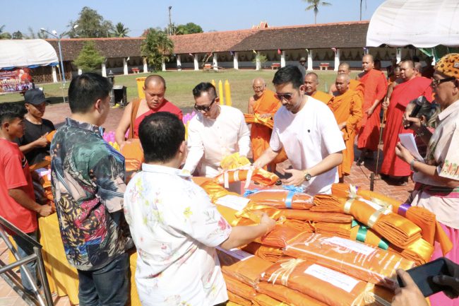 สำเร็จไปด้วยความยิ่งใหญ่ “สมเด็จธงชัย วัดไตรมิตร” ถวายผ้าไตรเป็นพุทธบูชา มอบถวายพระธาตุอิงฮัง สปป.ลาว ๑๐๘ ไตร ในพิธีจุดเทียน เสริม เพิ่ม เติม ต่อ ชะตา 