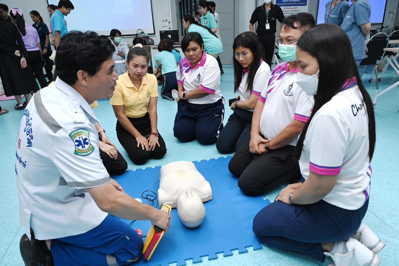 โรงพยาบาลเจริญกรุงประชารักษ์ ฝึกอบรมการปฐมพยาบาลเบื้องต้น และการกู้ชีพขั้นพื้นฐาน (CPR) สำหรับครูและบุคลากรผู้ปฏิบัติงานในโรงเรียนพื้นที่เขตยานนาวา