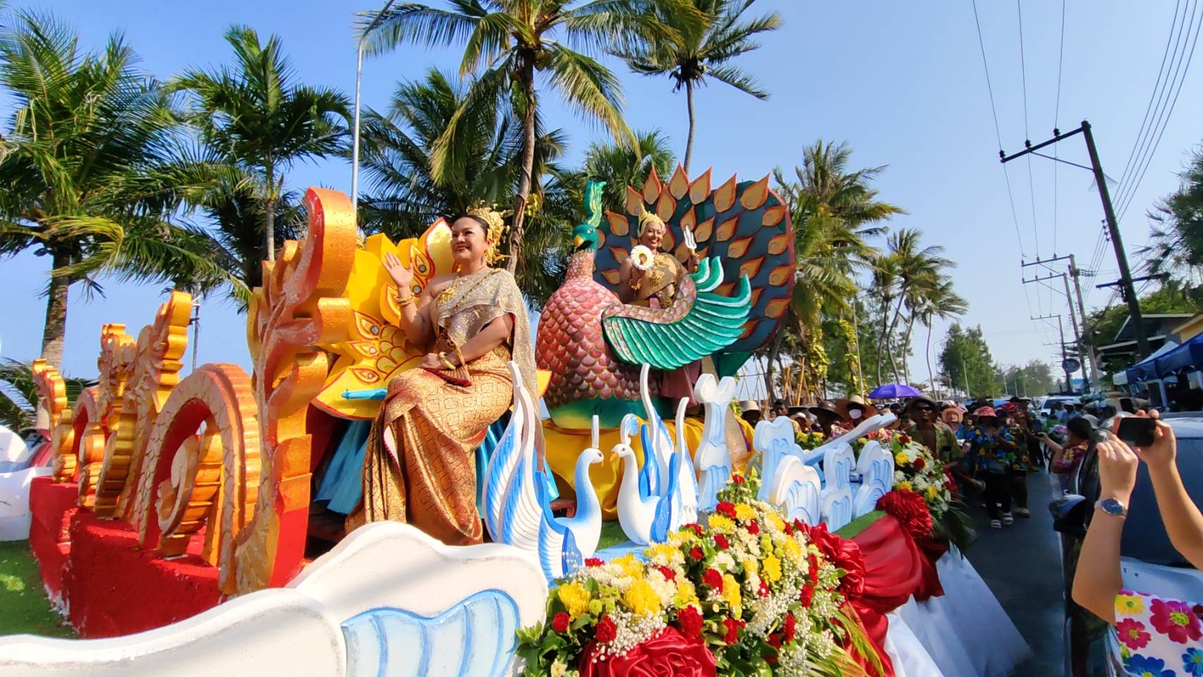 เปิดแล้วอย่างยิ่งใหญ่ … งานเทศกาลมหาสงกรานต์บ้านกรูด 13-17 เมษายน ประจำปี 2567 นักท่องเที่ยวเดินทางสู่ชายหาดอย่างแน่นถนัด