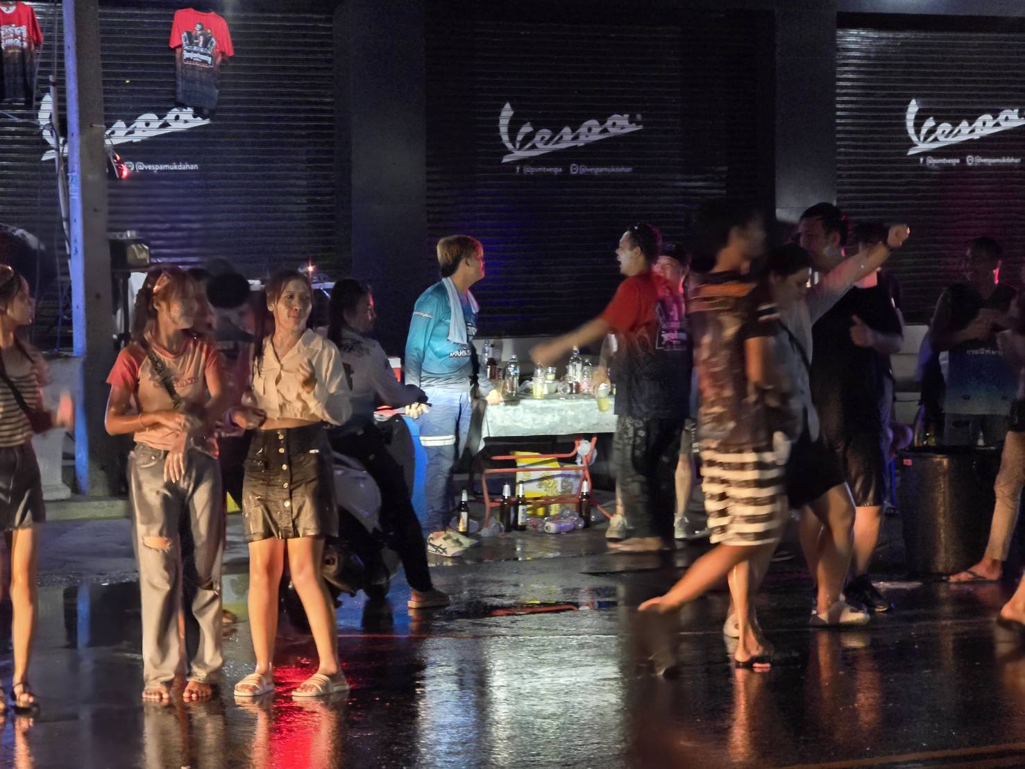 จ.มุกดาหาร สงกรานต์วันแรกคึกคักยัน 5 ทุ่ม