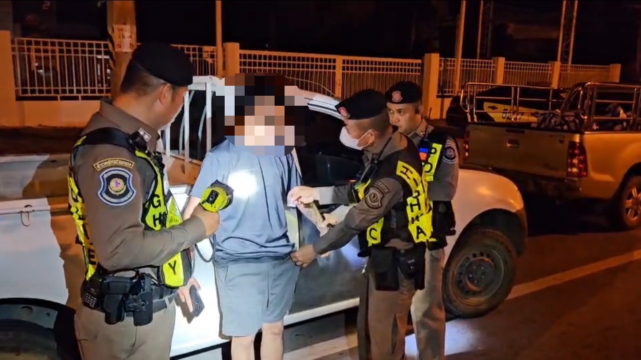 ตำรวจทางหลวง ส.ทล.2 กก.5 (ลำปาง-ลำพูน) จับกุมผู้ต้องหาขับรถกระบะเสพยาไอซ์ ตรวจค้นพบมียาไอซ์ซุกซ่อนอยู่