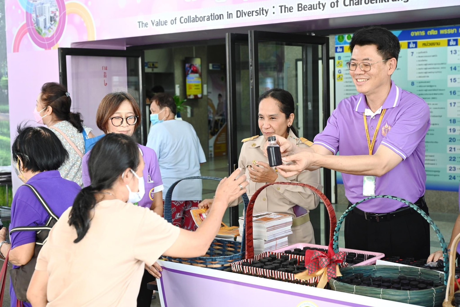 รพ.เจริญกรุงประชารักษ์  จัดกิจกรรมจิตอาสา “ปันรัก…ปันสุข…แจกน้ำสมุนไพรเพื่อสุขภาพ”