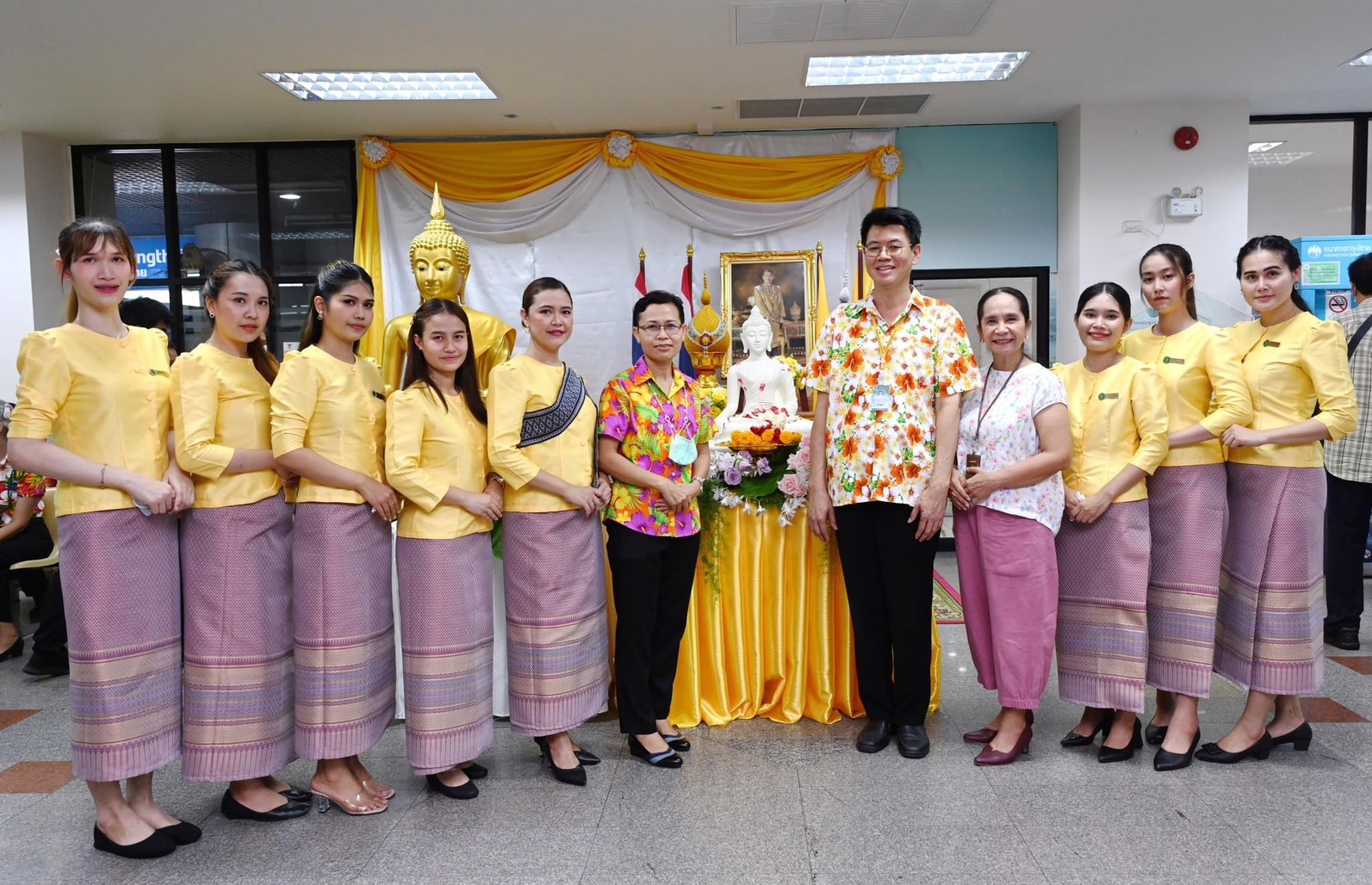 ผู้บริหาร และบุคลากรของโรงพยาบาลเจริญกรุงประชารักษ์  ร่วมสรงน้ำพระพุทธรูป เนื่องในเทศกาลสงกรานต์