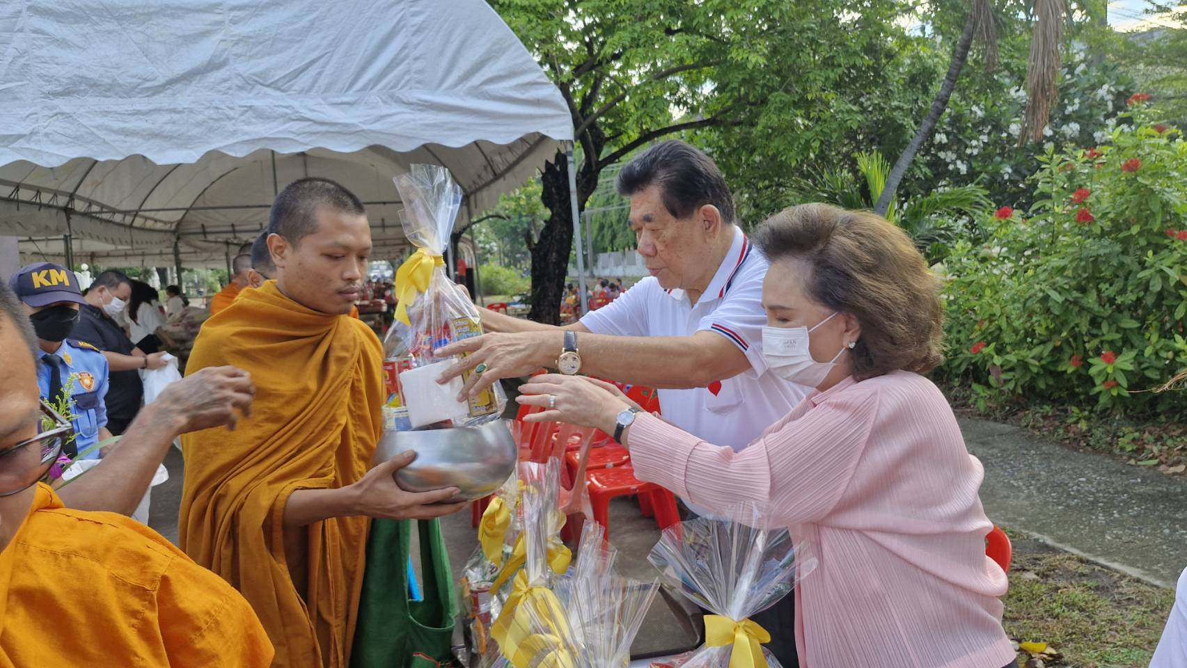 นายกสมาคมสมาชิกรัฐสภาไทย นายอนันตชัย คุณานันทกุลและครอบครัว ตักบารตแจกทานข้าวสารอาหารแห้งแก่ประชาชน ทำบุญวันคล้ายวันเกิดกว่า1,000 ชุด หน้าหมู่บ้านศรีเจริญวิลล่า เทพารักษ์