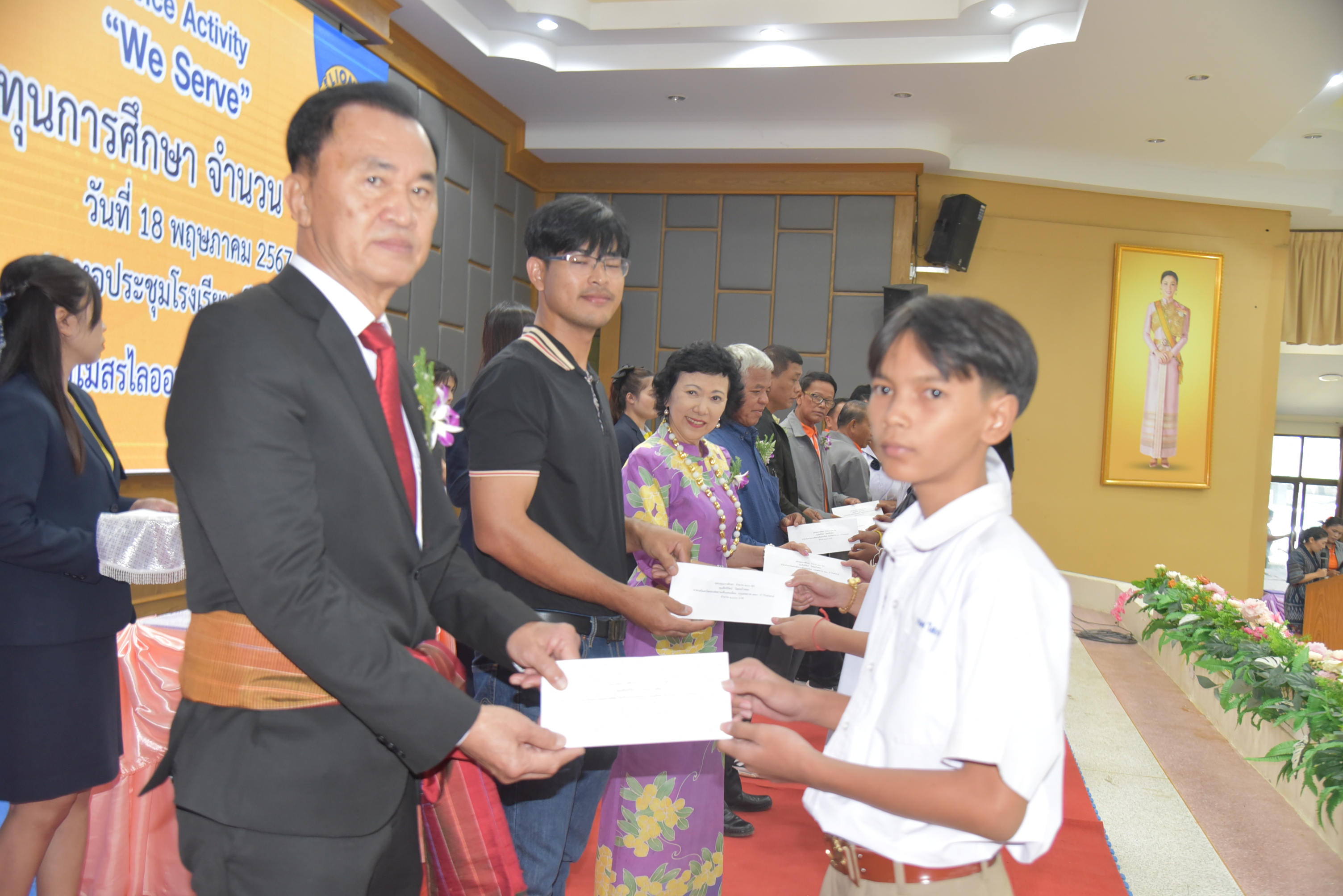 ผู้ช่วย รมต.คมนาคม มอบทุนการศึกษาให้นักเรียนในชนบทอำเภอศรีรัตนะ 320 ทุน ผู้ปกครองปลื้มน้ำตาคลอเบ้า