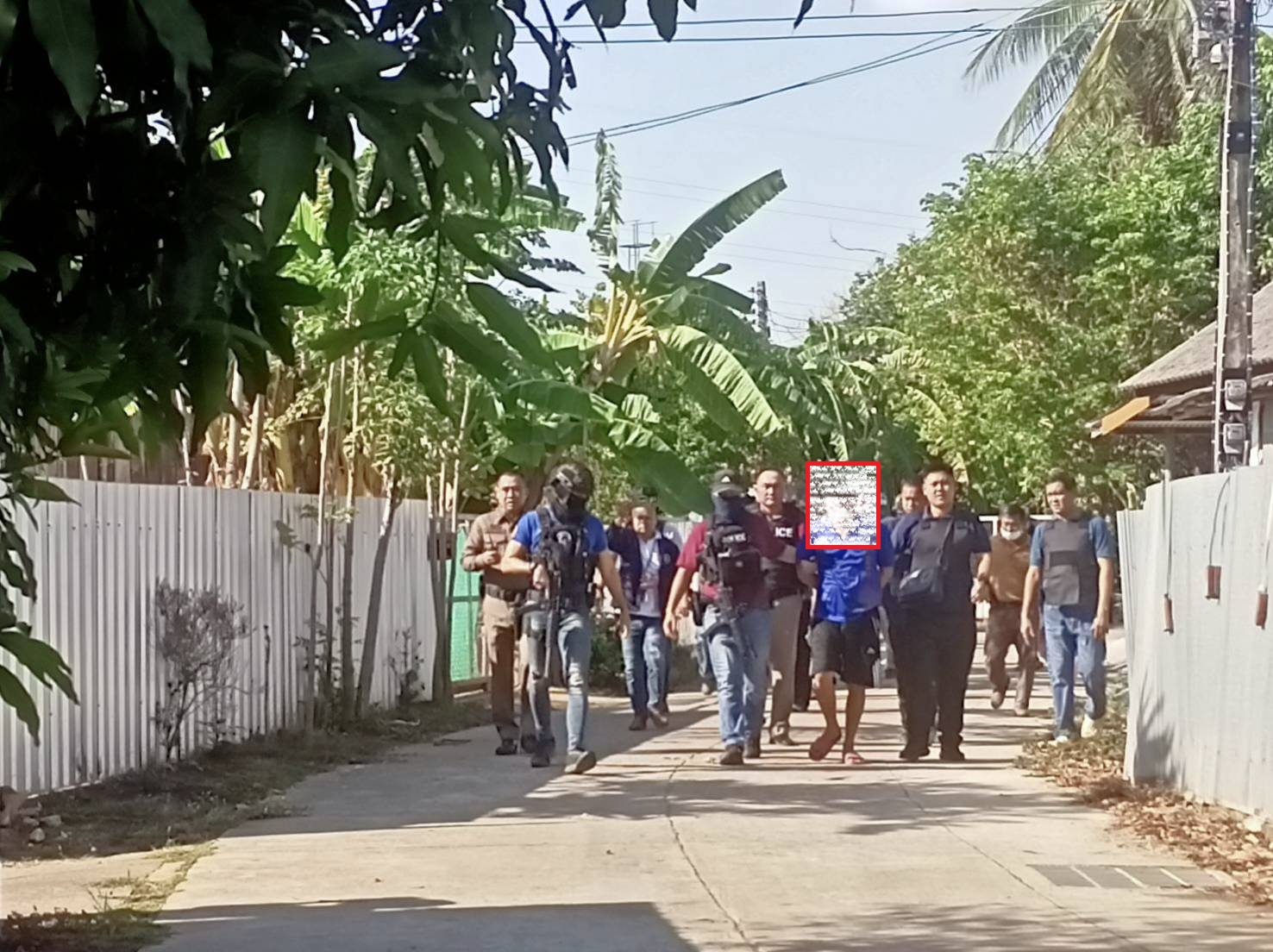 คลั่งยาระแวง…เห็นญาติเดินเข้ามาหาคิดว่าเป็นตำรวจ ยก 9 มม.ยิงใส่เข้าท้องสาหัส