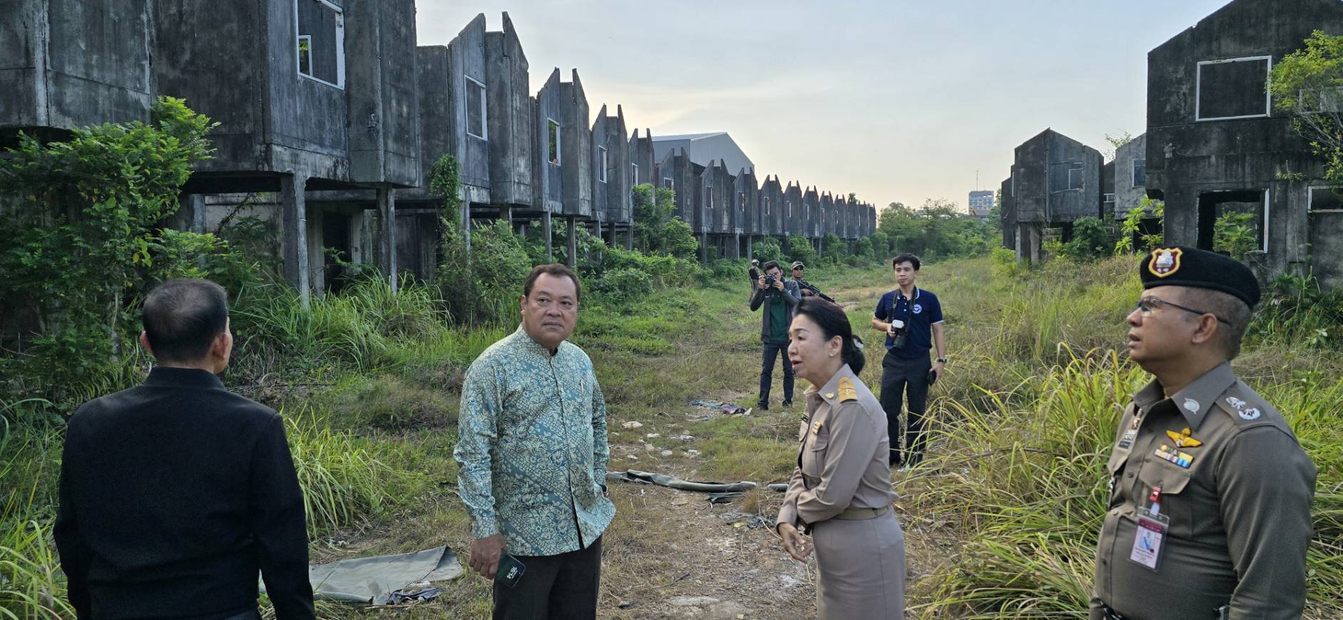 รมว.แก้ปัญหาโครงการบ้านเอื้ออาทร 288 หลังใน อ.สุไหงโก-ลก จ.นราธิวาส ใช้งบประมาณก่อสร้างเกือบ 100 ล้านบาท แต่ถูกปล่อยทิ้งร้างมานานกว่า 10 กว่าปี ทำลายความฝันของผู้มีรายได้น้อยที่อยากจะมีบ้าน ล่าสุด มีคำสั่งรื้อโครงการใหม่ เพื่อจัดทำเป็นต้นแบบแก้ปัญหา