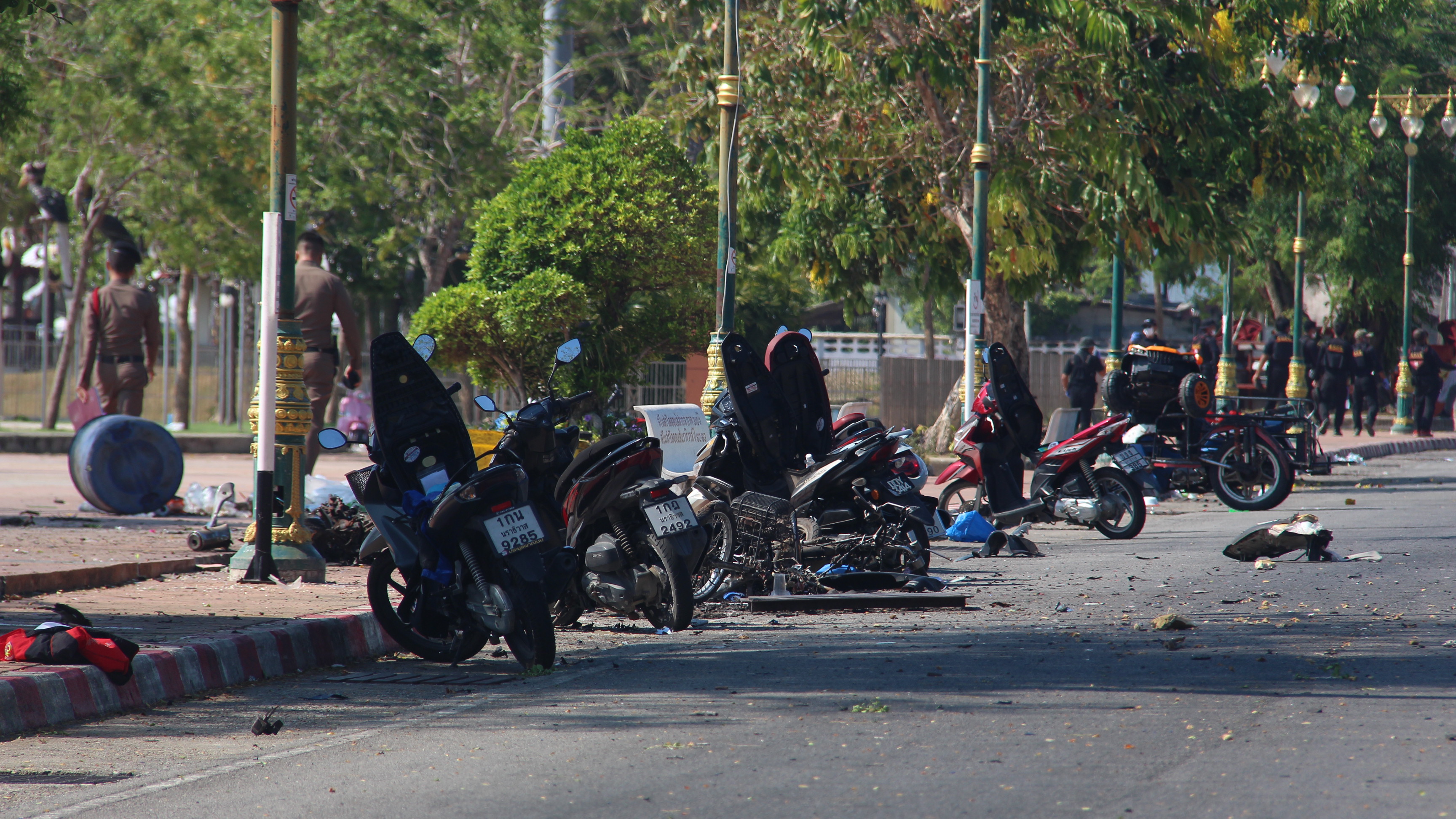 พบ.รถ จยย.คนร้ายจี้จากตากใบนำมาซุกระเบิดวางบอมบ์กลางเมืองนราฯในช่วงคืนที่ผ่านมาเจ็บ9ราย