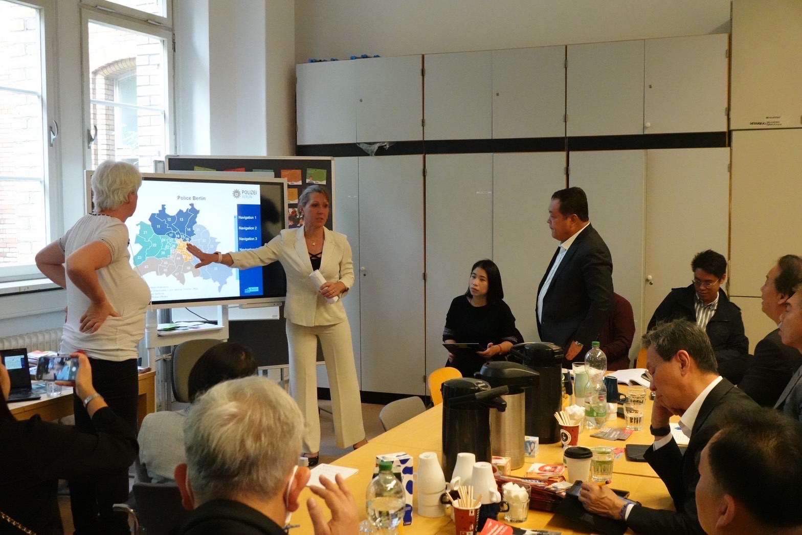  รัฐมนตรีว่าการกระทรวงยุติธรรม นำคณะ หารือศูนย์ให้คำปรึกษาและบำบัดรักษายาเสพติด Fixpunkt Berlin พร้อมเยี่ยมชมบริการการให้คำปรึกษา การลดอันตรายจากการใช้สารเสพติดสำหรับกลุ่มผู้ด้อยโอกาส และการให้บริการห้องใช้ยาเสพติดแบบถาวรและแบบเคลื่อนที่