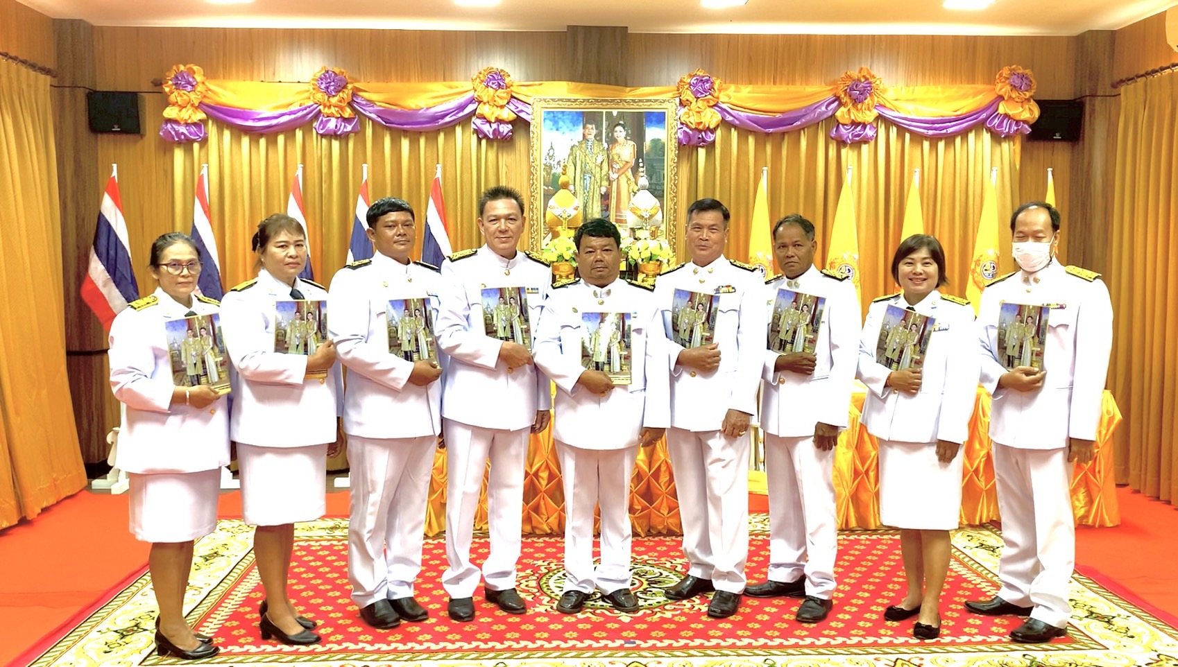 พิธีพระราชทานพระบรมฉายาลักษณ์ พระบาทสมเด็จพระเจ้าอยู่หัว และสมเด็จพระนางเจ้าฯ พระบรมราชินี