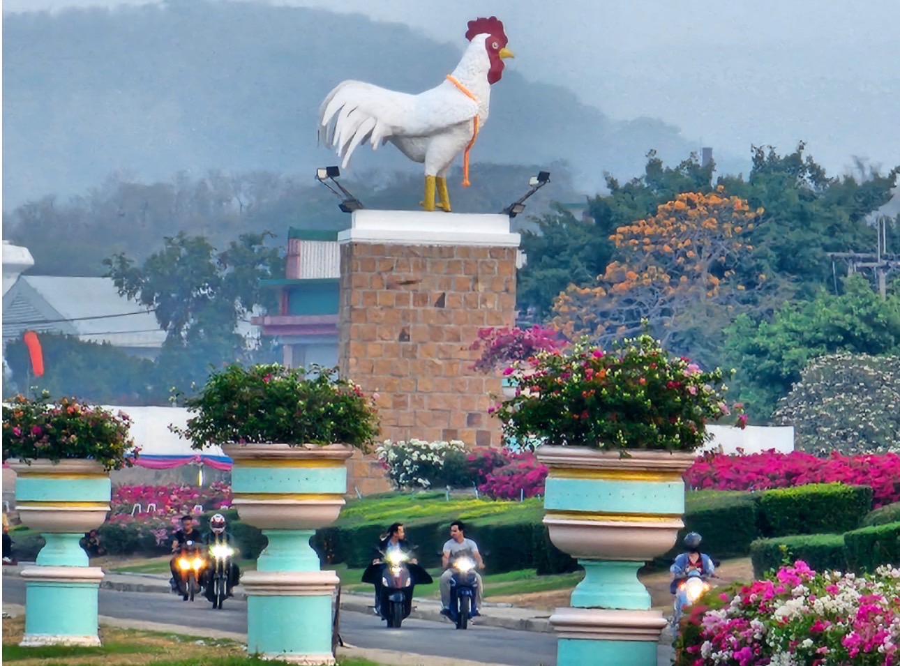 สหฟาร์ม ถือฤกษ์ดีจัดพิธีบวงสรวงใหญ่ อนุสาวรีย์ไก่ โรงงานเพชรบูรณ์ และลพบุรี ประจำปี 2567