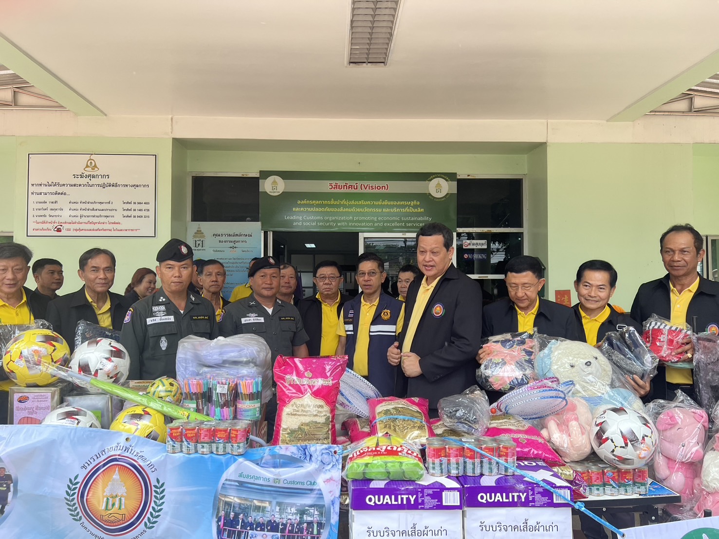 ยุทธนา​ หยิมการุณ​ ปธ.ชมรมสายสัมพันธ์ศุลกากร ร่วมกับด่านศุลกากรแม่สอด​ ส่งมอบของบริจาค “ศูนย์การเรียนตำรวจตระเวนชายแดนบ้านเลโพเด” จ.ตาก