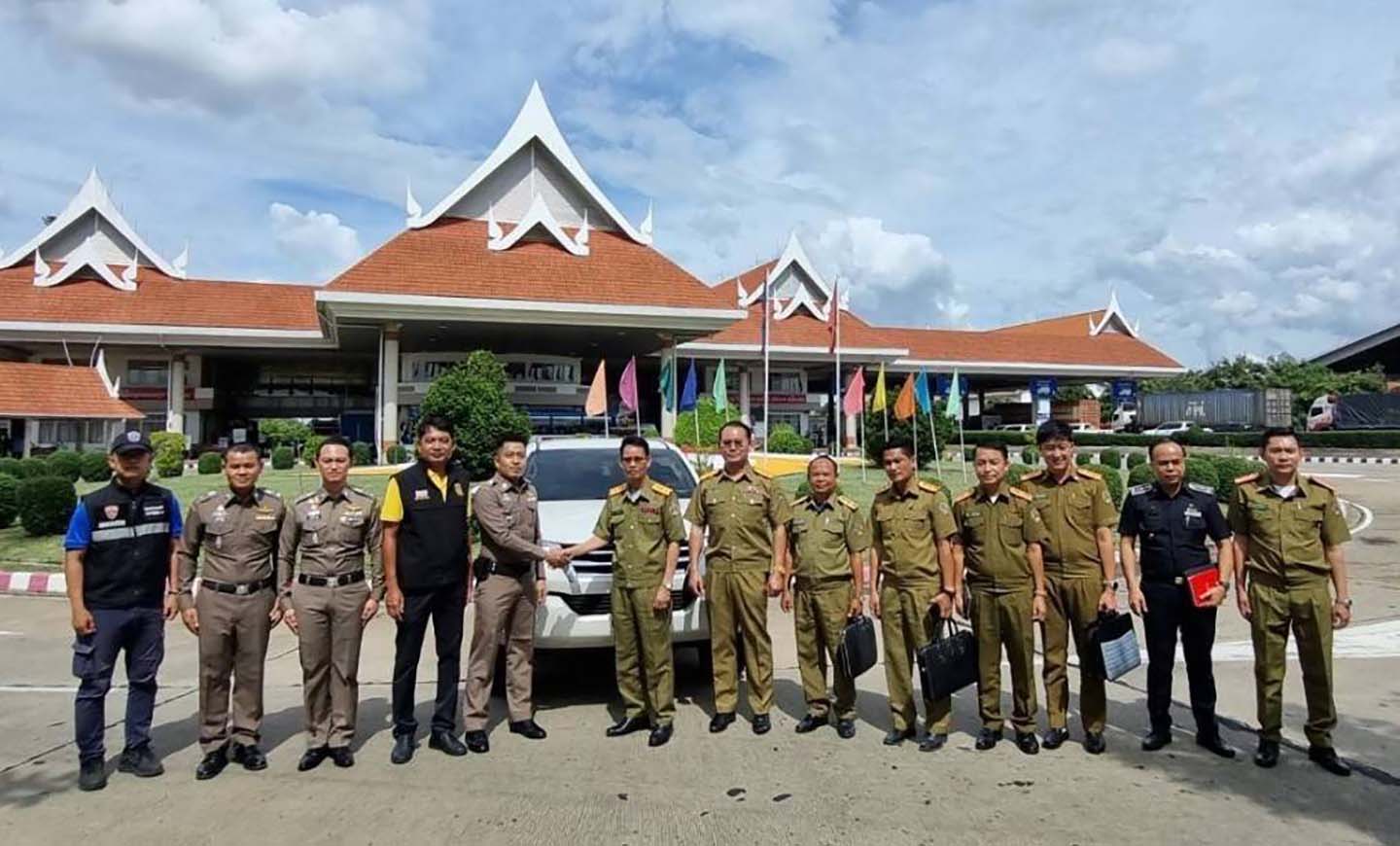 ตม. มุกดาหาร นำรถยนต์กลับคืนเจ้าของหลังถูกโจรกรรมข้ามชาติ