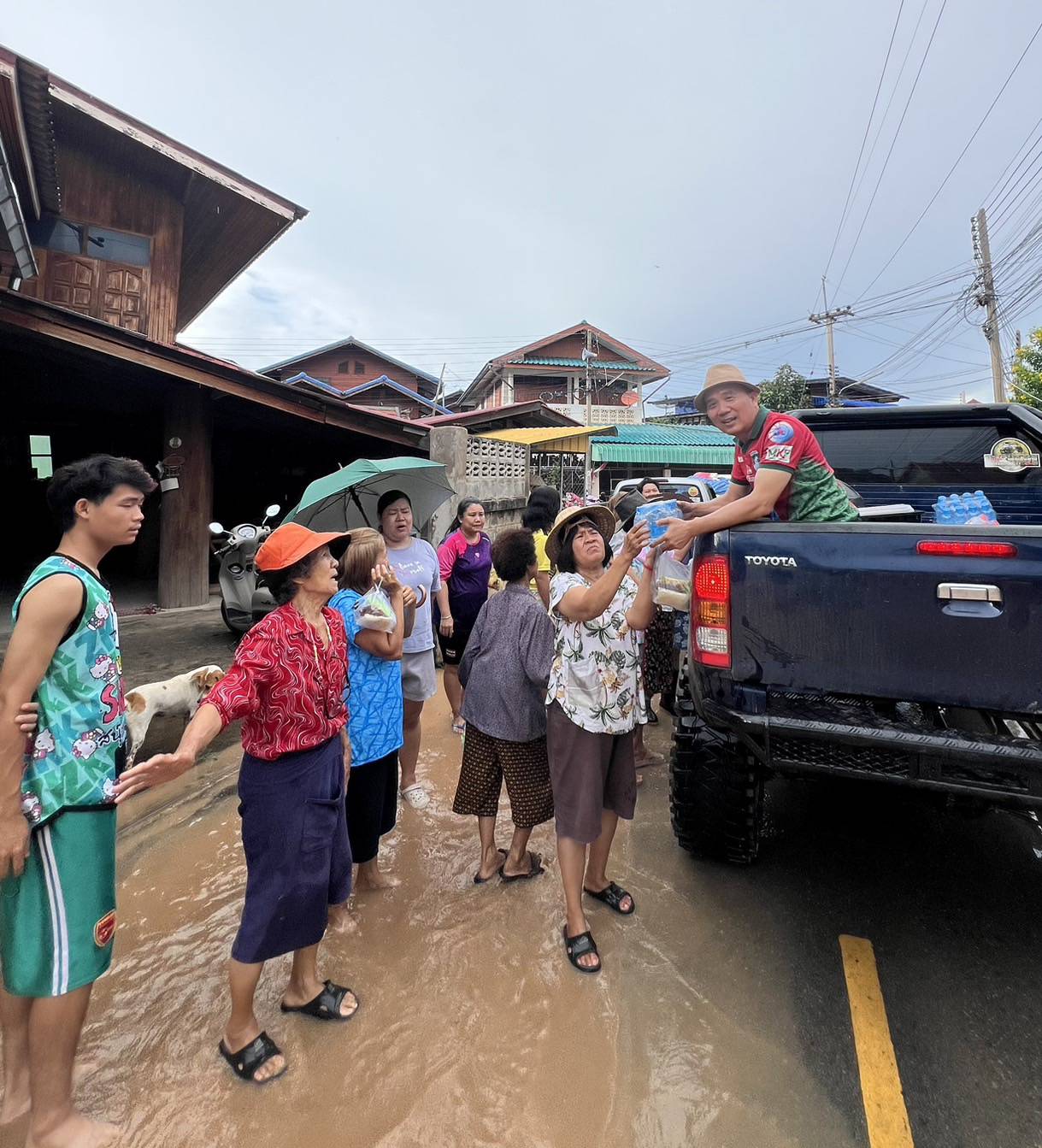 อดีต.สจ.พร้อมคณะทีมงานแก่งเสือเต้นออฟโรด ลงพื้นที่ แจกของใช้ อาหาร น้ำดื่ม ช่วยเหลือชาวบ้าน หลังจากถูกอุทกภัยแม่น้ำยมเอ่อท่วมบ้านเรือนราษฎรในพื้นที่ตำบลเวียงทอง