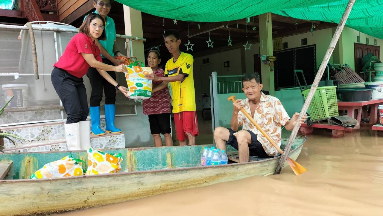 แม็คโคร-โลตัส เคียงข้างสังคมไทย ลงพื้นที่ช่วยเหลือผู้ประสบภัยน้ำท่วมอย่างต่อเนื่อง