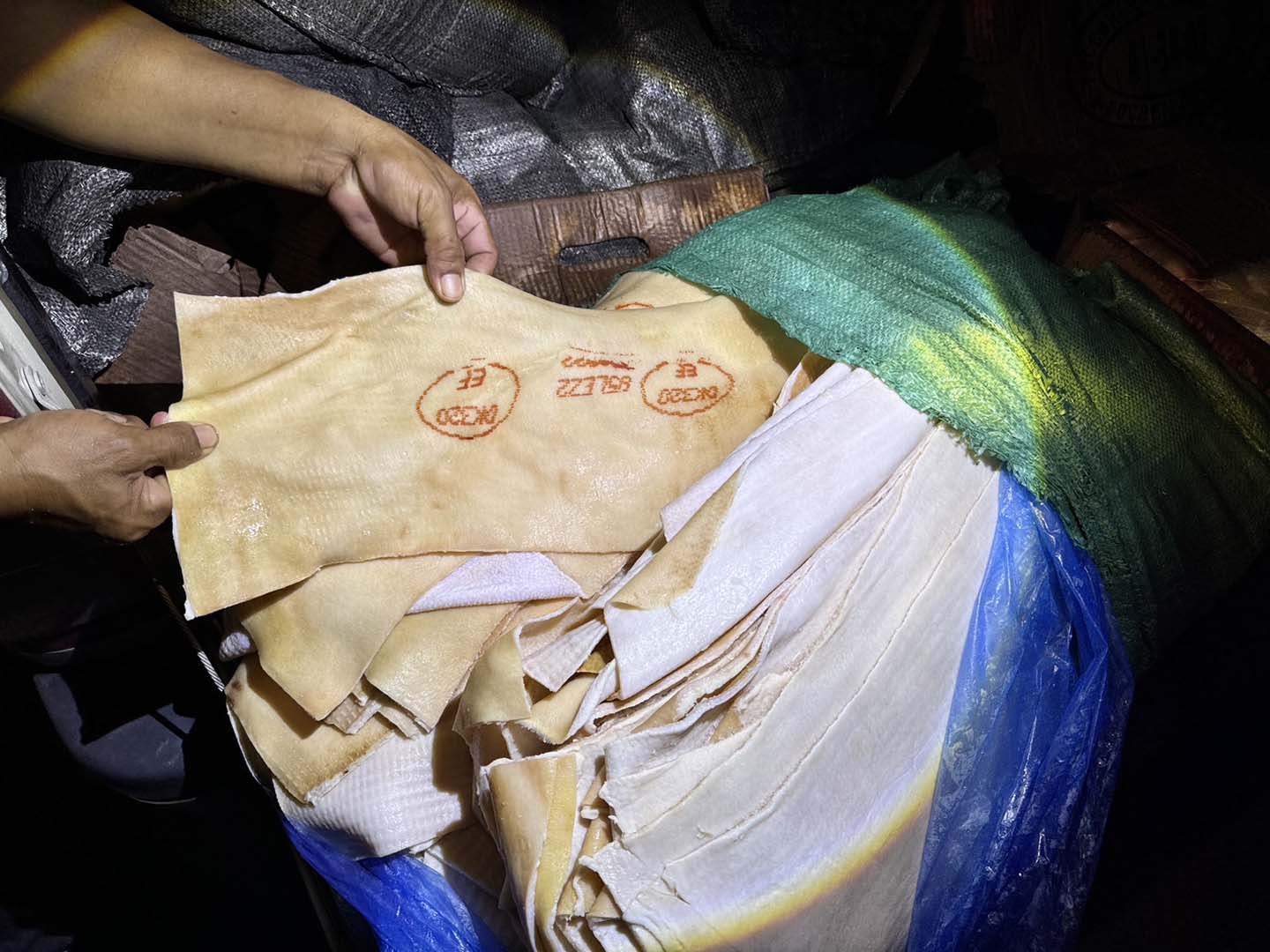 ตำรวจน้ำ มุกดาหาร สนธิกำลังยึดซากสุกรลักลอบนำเข้าจากประเทศเพื่อนบ้าน