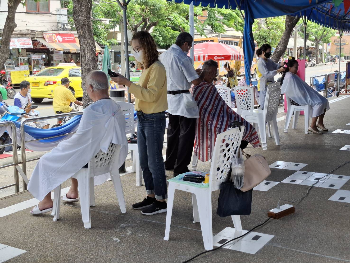 โรงพยาบาลเจริญกรุงประชารักษ์ จัดกิจกรรมจิตอาสาบริการตัดผมฟรี