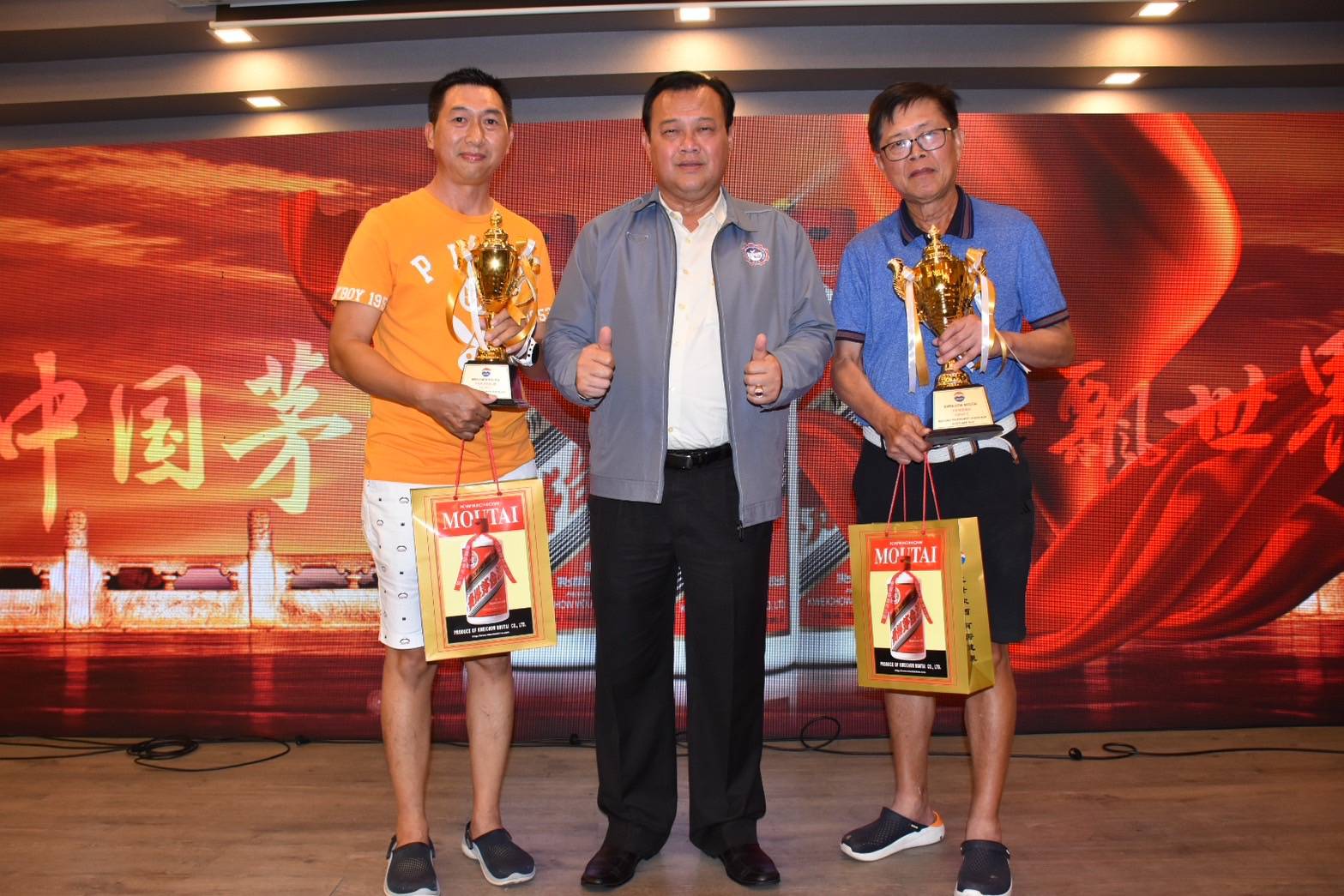 Mr.หลิน​ จิ้น เจี๋ย รอง​ ปธ.บจก.หัวเซ​ิ้น เทรดดิ้ง เป็นประธานมอบรางวัลให้กับนักกีฬากอล์ฟ ในรายการ “กุ้ยโจว เหมาไถ มินิ กอล์ฟ ทัวร์นาเมนต์ ครั้งที่​ 5”