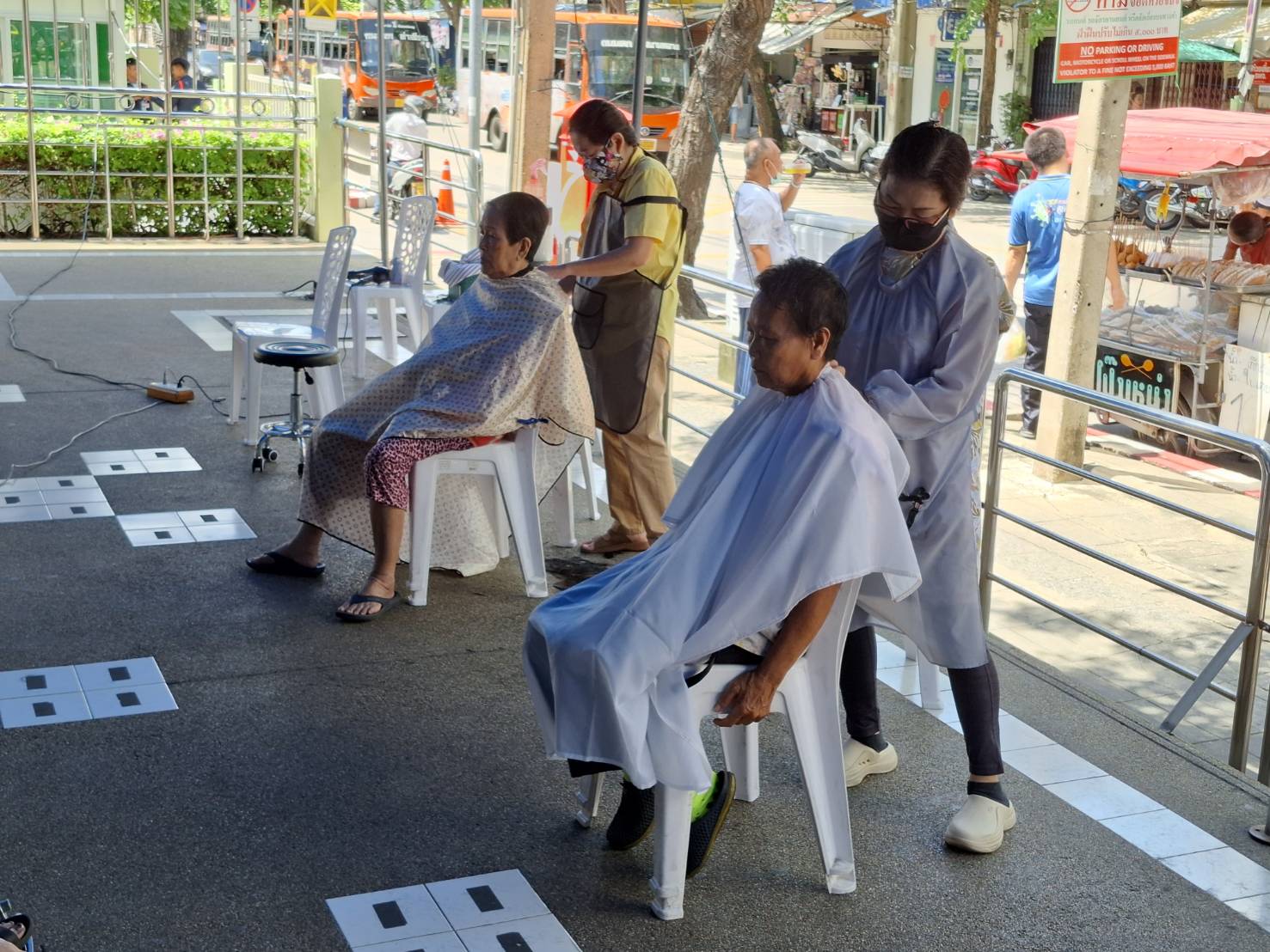 โรงพยาบาลเจริญกรุงประชารักษ์   จัดกิจกรรมจิตอาสาบริการตัดผมฟรี 