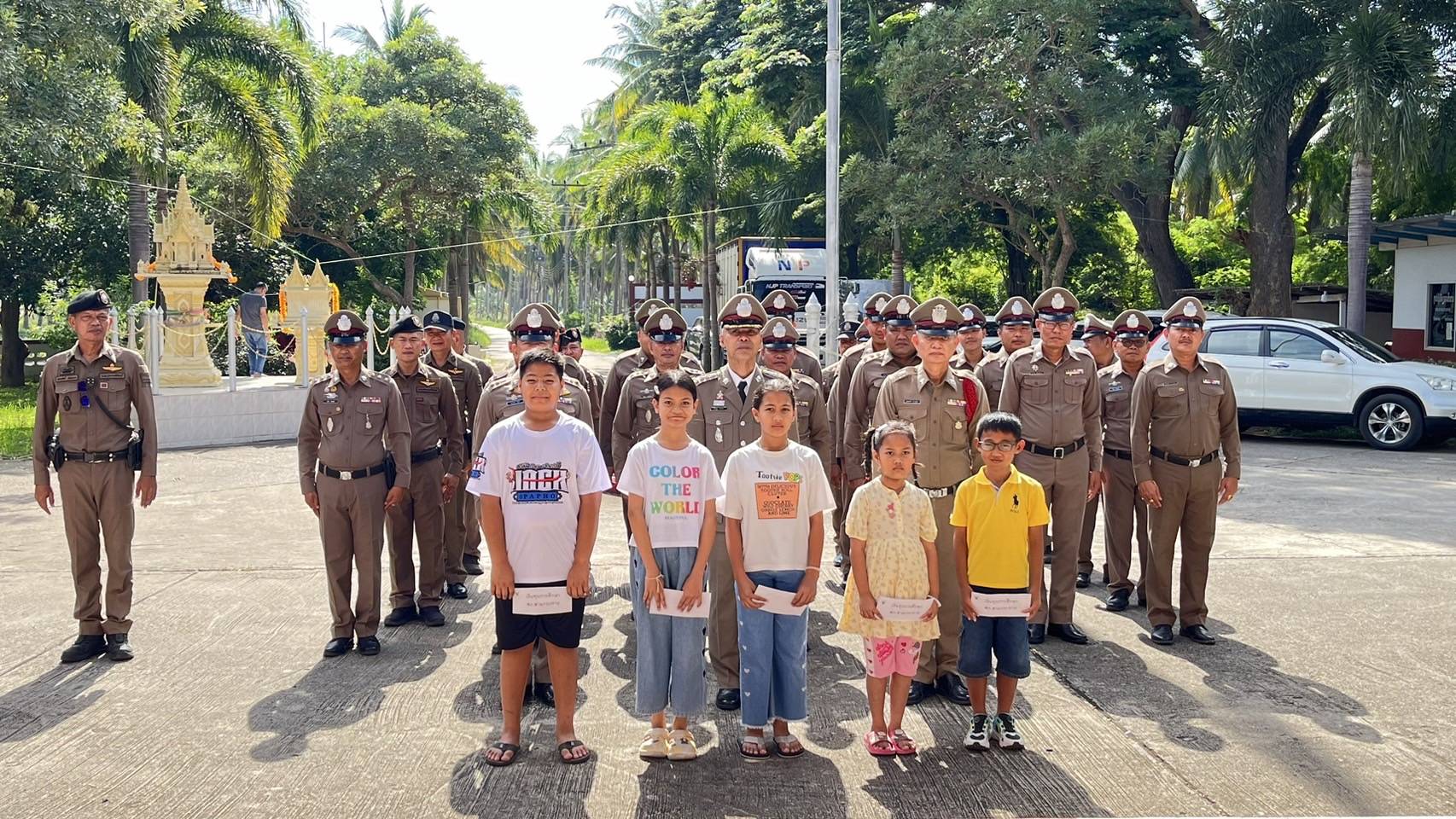 รรท.สภ.สามกระทาย มอบทุนการศึกษาแก่บุตรหลานข้าราชการ ตำรวจ