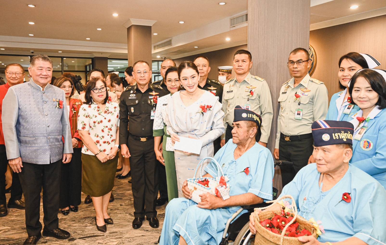 ผู้อำนวยการองค์การสงเคราะห์ทหารผ่านศึก เข้าพบ นายกรัฐมนตรี ณ ทำเนียบรัฐบาล เพื่อมอบดอกป๊อปปี้วันที่ระลึกทหารผ่านศึก 