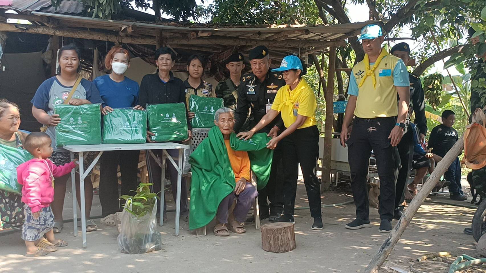 ศูนย์บรรเทาสาธารณภัยกองพลพัฒนาที่ 3 มอบผ้าห่มให้กับผู้ประสบภัยหนาว 
